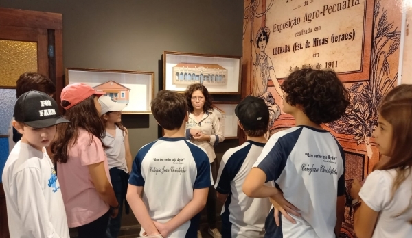 Aula-passeio com os alunos do 6 ano ao Arquivo Pblico Municipal e ao Museu do Zebu